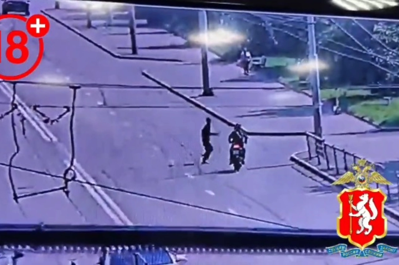 Появилось видео смертельного наезда мотоциклиста на пешехода на Крауля