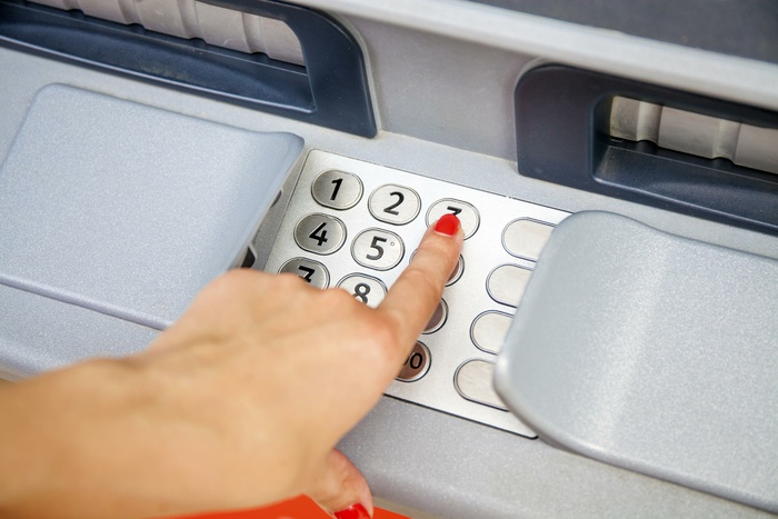 У банкомата в Екатеринбурге у мужчины выхватили 150 тыс. рублей