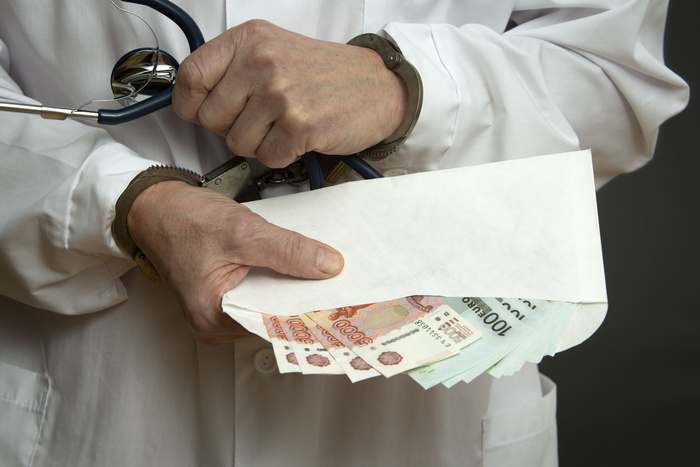 Главврач детской больницы Каменска за полгода получил взятки почти на 4 миллиона рублей