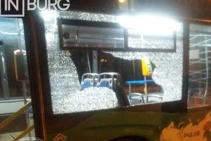 Снова стрельба? В Екатеринбурге в автобусе с пассажирами разбилось стекло