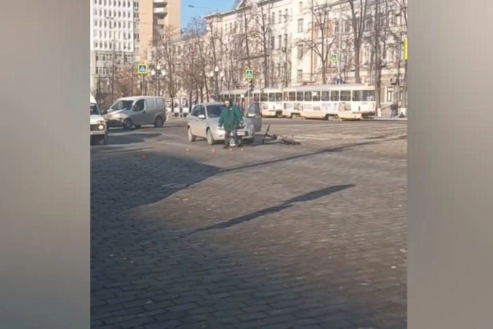 В центре Екатеринбурга курьер «Жизньмарта» попал под машину