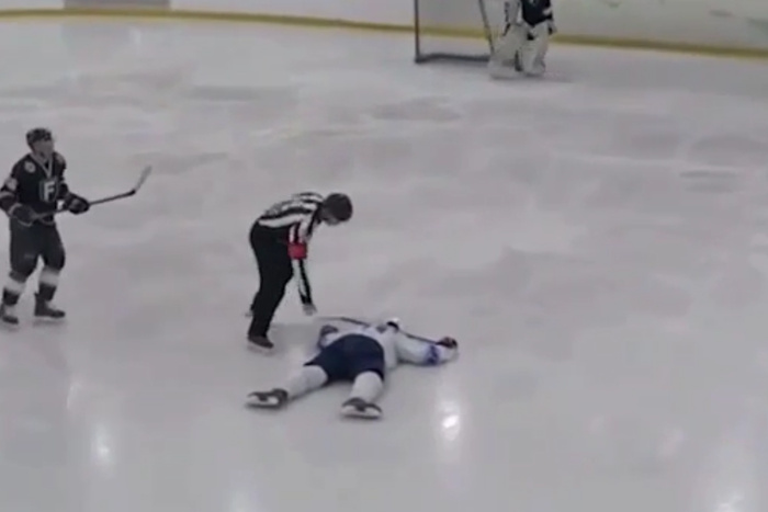 Хоккеист умер во время матча в Москве — видео
