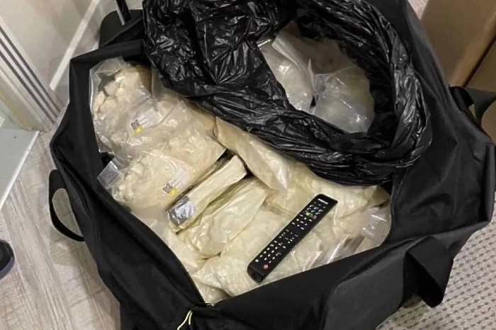 На ВИЗе задержали приезжего майора полиции с 35 кг наркотиков