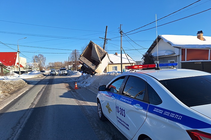 В Алапаевске трёх человек госпитализировали после ДТП с грузовиком