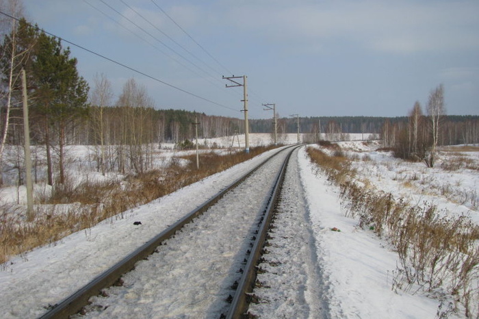Мужчина положил голову на рельсы перед приближающимся поездом на Урале