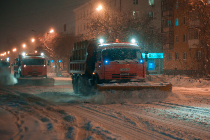 Минувшей ночью коммунальщики вывезли из Екатеринбурга 2 тысячи тонн снега
