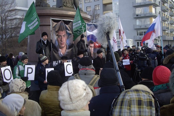 В Екатеринбурге проходит возложение цветов к портрету Немцова