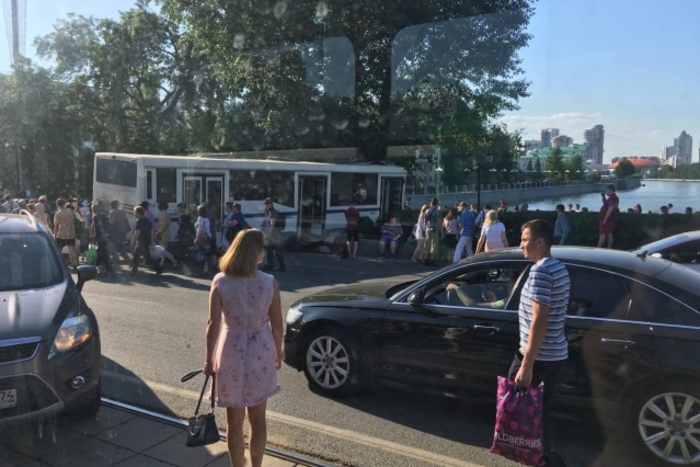 Появилось видео, как пассажирский автобус с людьми влетел в дерево в Екатеринбурге