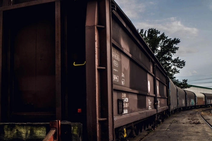 В Свердловской области на предприятии рабочему размозжило голову вагоном