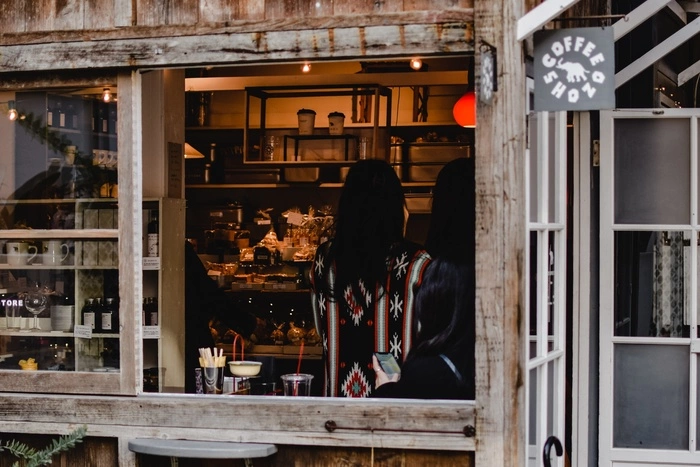 В центре Екатеринбурга ларек с кофе рухнул на машины