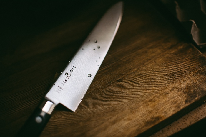 Свердловчанин с ножом напал на девочку в подъезде