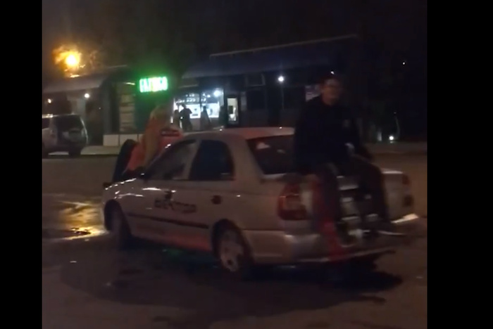 В Екатеринбурге неизвестные катались верхом на учебной машине из автошколы