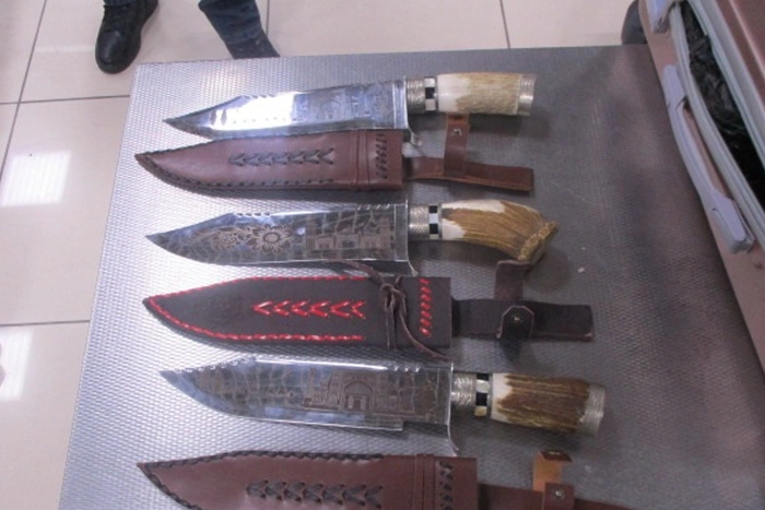 Мужчину из Узбекистана с арсеналом холодного оружия остановили в Кольцово