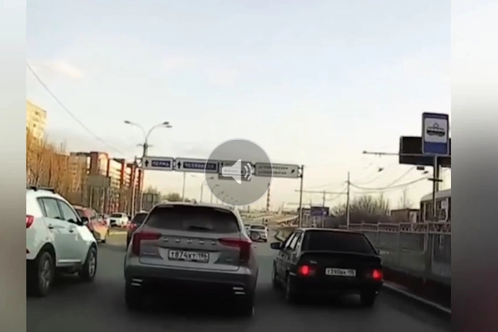 Автохам на ВАЗ-2114 на Бебеля угрожал пистолетом водителю, не пускавшему его в свой ряд