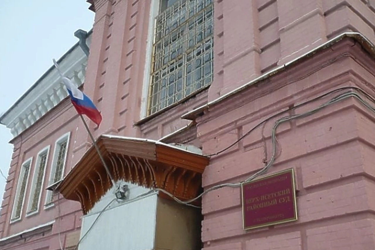 Мать сидящего в СИЗО за взятку дяде-полицейскому редактора «URA.RU» рассказала о трещине в их семье