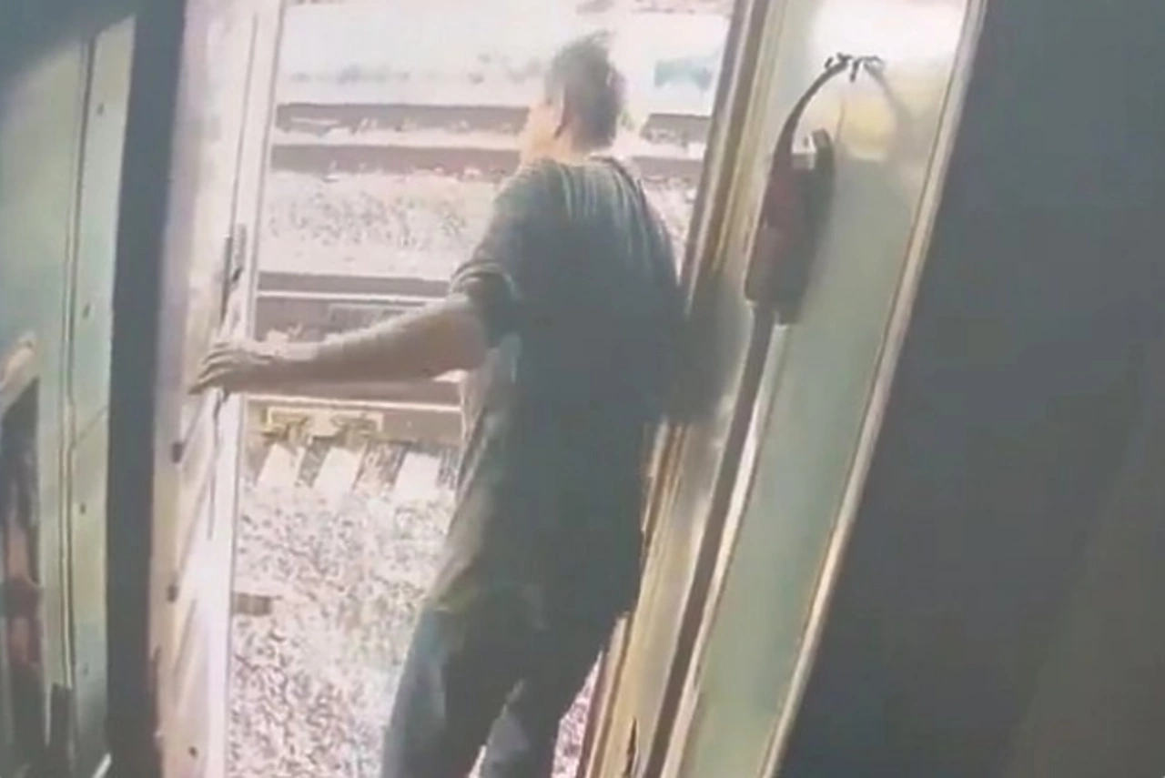В поезде, следовавшем с Урала в Петербург, пассажир вытолкнул из вагона проводницу