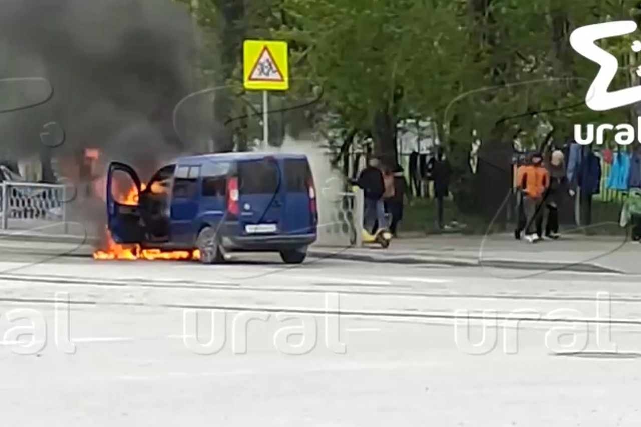 Автомобиль загорелся посреди дороги в Екатеринбурге