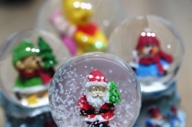 Чиновники отказываются даже от символических новогодних подарков