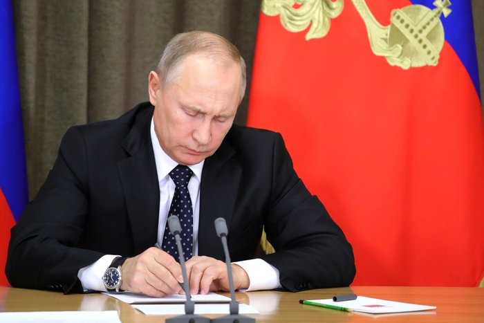 Владимир Путин учредил в России День волонтёра
