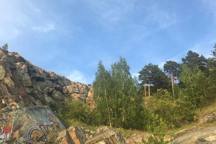 Следователи опубликовали фото скалы, с которой насмерть разбился парапланерист