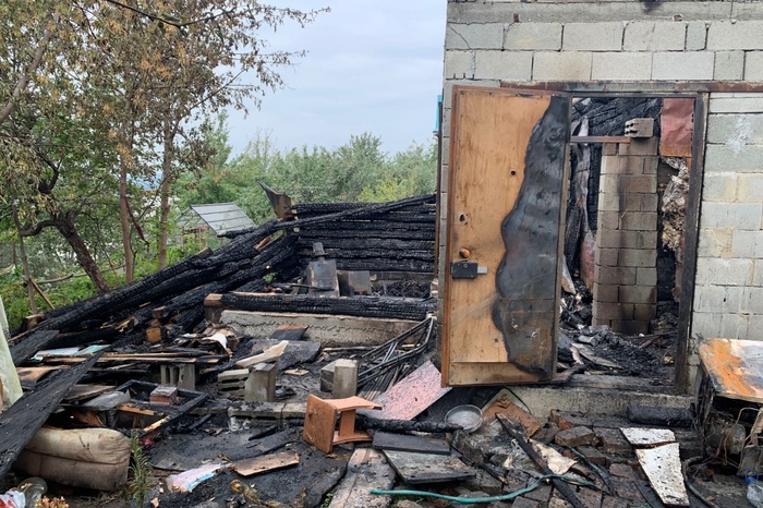 Шестилетний мальчик погиб в огне в доме под Екатеринбургом: названы три новые версии