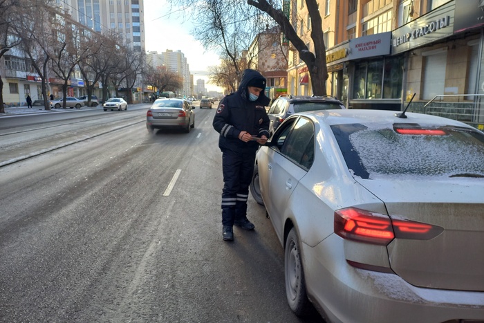 Госавтоинспекция Екатеринбурга напоминает водителям правила проезда пешеходных переходов