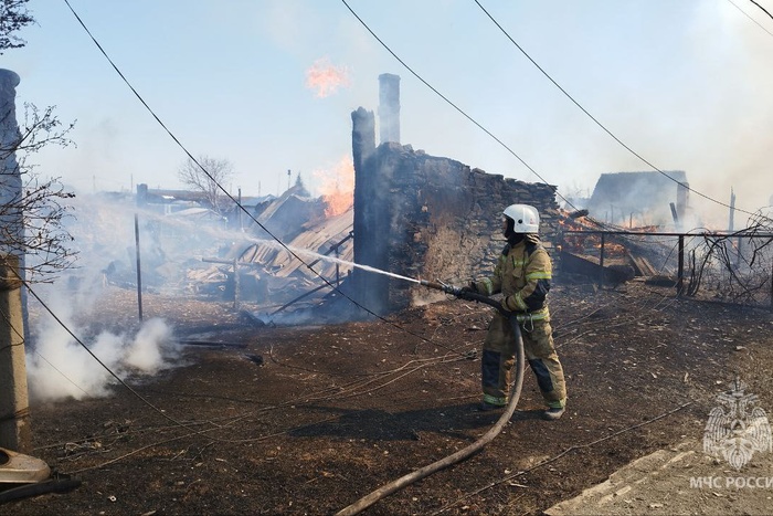 Четыре дома сгорели в селе Щелкун под Сысертью
