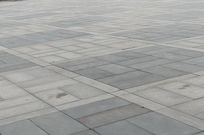 Вице-мэр Бубнов назвал причину испорченной плитки на Плотинке. Она вас удивит