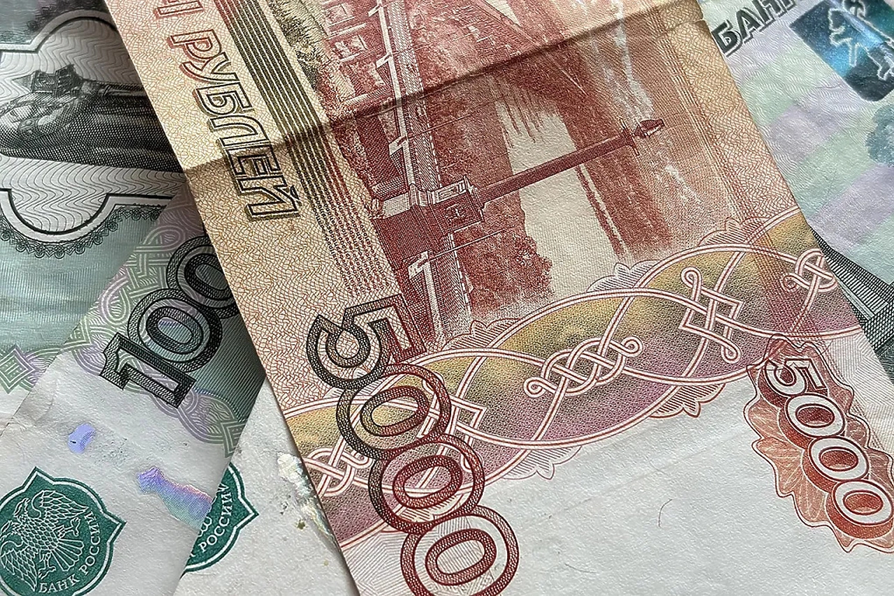 Зарплаты свердловских чиновников вновь повысят