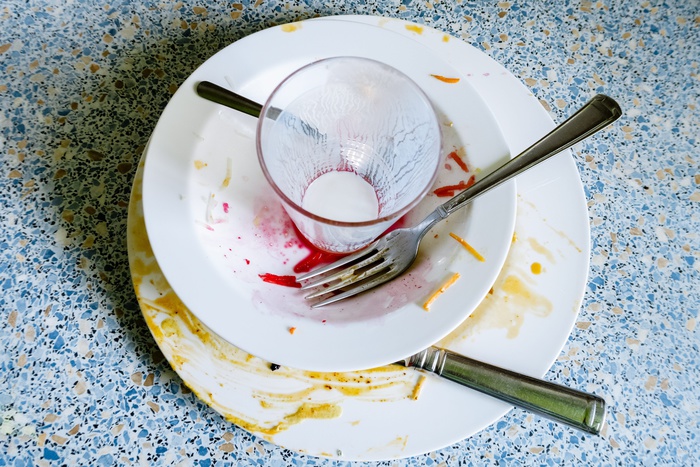Посудомойка уволилась после того, как попросила «больших людей» убрать тарелки