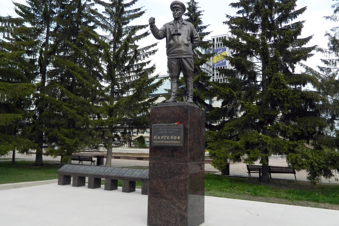 В парке Маяковского открыли памятник «бате» всех десантников и его сыну-герою