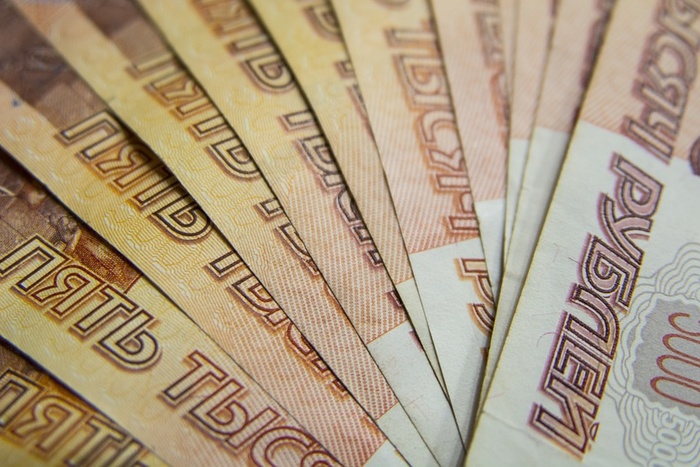Среднемесячная зарплата в Свердловской области вырастет до 49 318 рублей