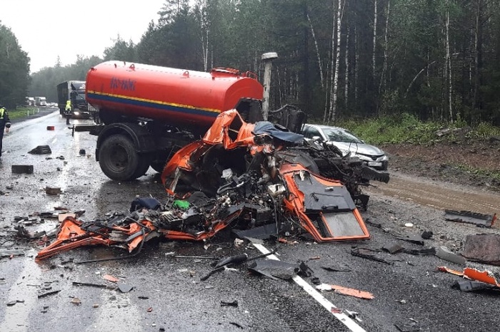 На Урале в страшном ДТП погибли водители двух грузовиков
