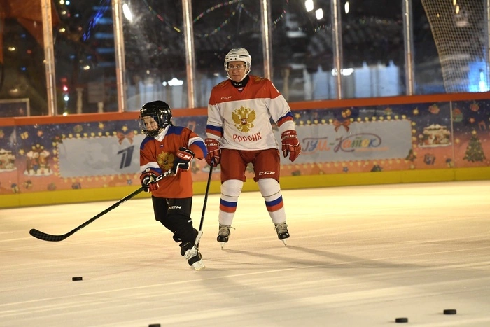 Школьник из Каменска-Уральского на Новый год получил гитару от Владимира Путина