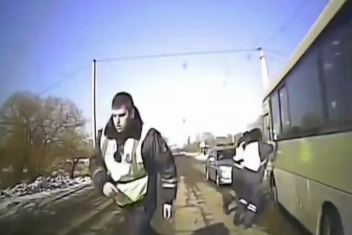 Пьяный мужчина угнал автобус и протаранил на нём несколько патрульных авто в надежде уехать домой