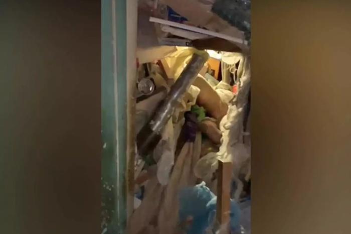 Полицейские пять часов не могли найти тело: пенсионерку насмерть завалило мусором в своей квартире