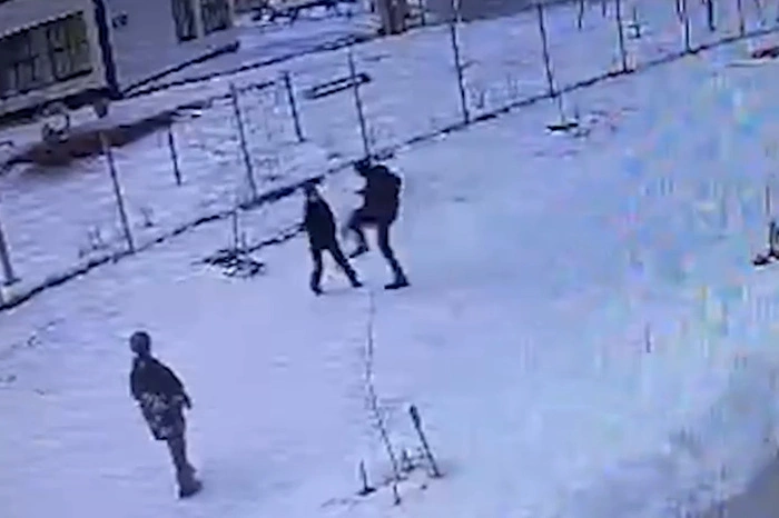 В Академическом мужчина с собакой напал на школьников