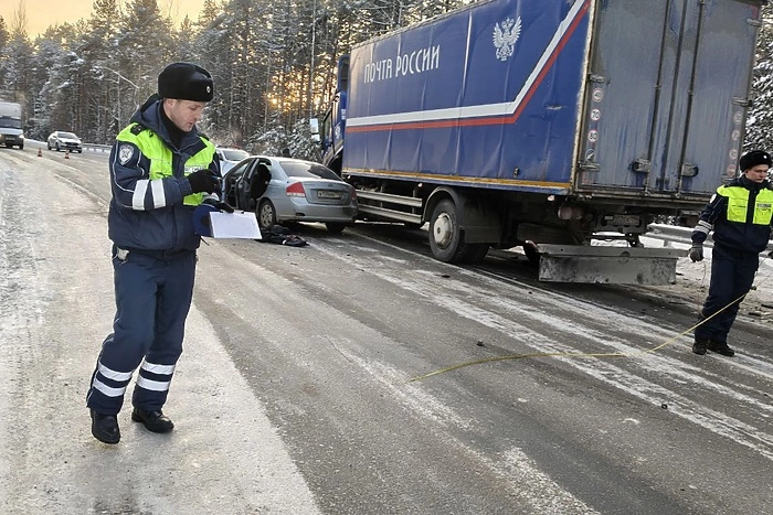 Один человек погиб: на Серовском тракте автомобиль с вахтовиками вылетел на встречку