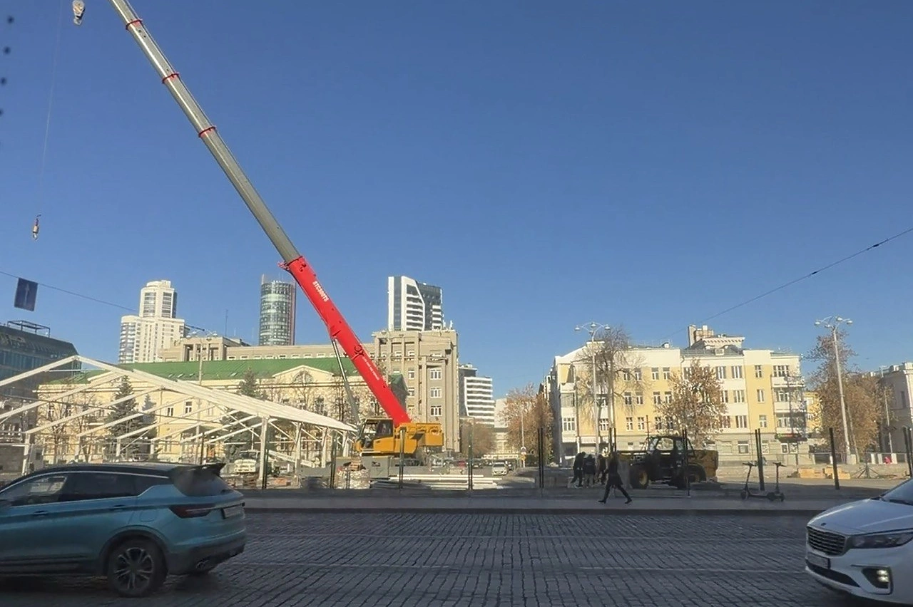 В центре Екатеринбурга начали монтировать каток и ёлки