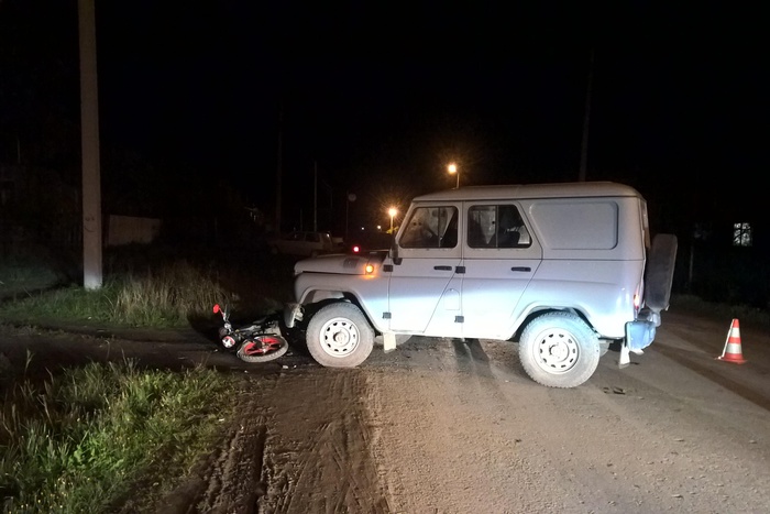 Свердловский полицейский за рулем служебного УАЗа сбил мопед с подростками