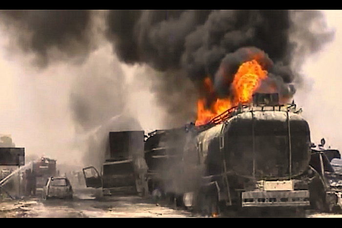 В Пакистане 148 человек сгорели возле бензовоза. Возможно из-за курильщиков