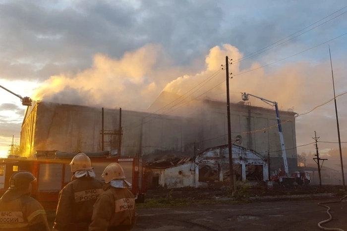 Тагильчанам рекомендуют не открывать окна из-за пожара на хладокомбинате