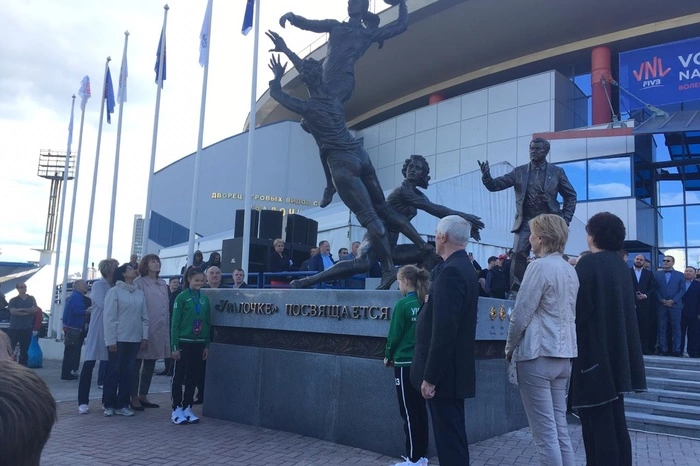 В Екатеринбурге появилась скульптурная композиция «Уралочке посвящается»