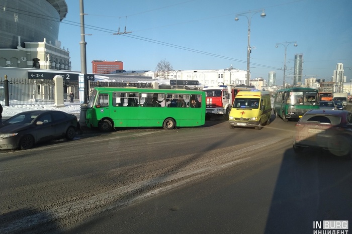 В центре Екатеринбурга произошло массовое ДТП с участием общественного транспорта