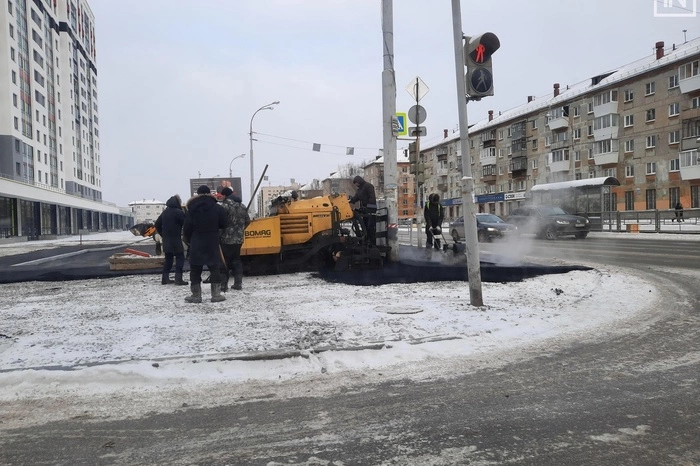 На Уралмаше тротуар уложили прямо по снегу