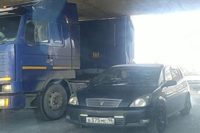 В Екатеринбурге грузовик застрял под мостом