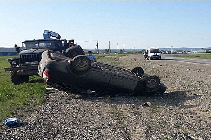 На трассе на Урале водитель «Лады-Приоры» перевернулся и погиб. Он ездил непристегнутым и без прав