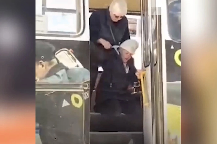 В Свердловской области кондуктор выкинула женщину из автобуса