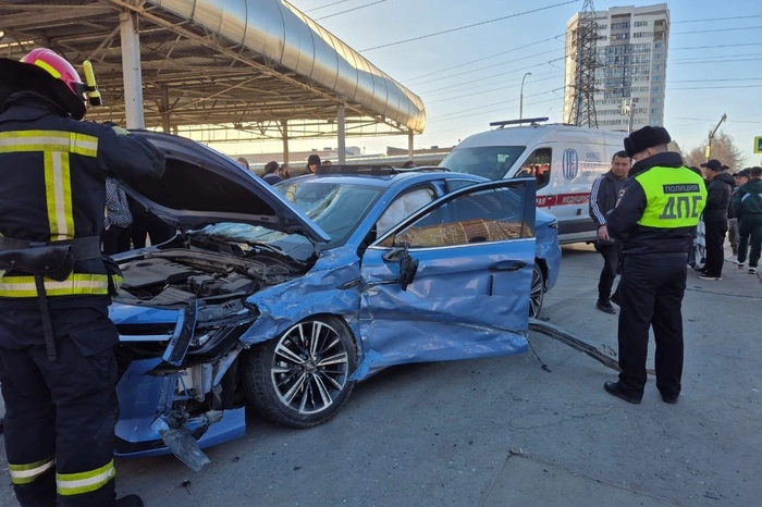 В Екатеринбурге иномарка влетела в толпу пешеходов на автобусной остановке