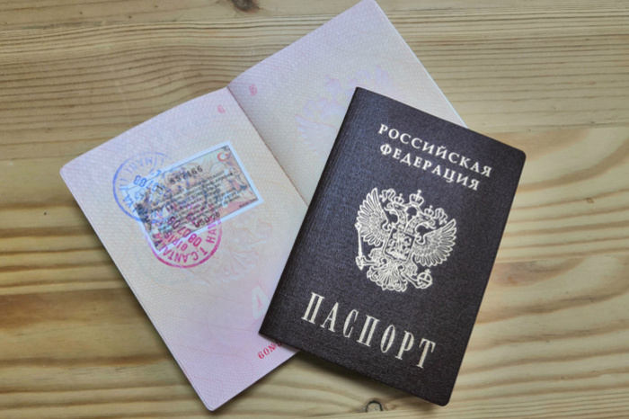 Екатеринбуржцы выстроились в огромные очереди у отдела полиции